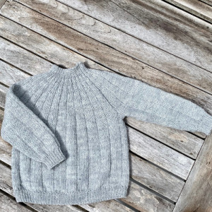 Sevenone Sweater Mini by Knit by Nees - Garnpaket till Sevenone Sweater Mini Storlek 0 månader - 3 år