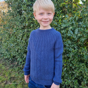 Sevenone Sweater Junior från Knit by Nees - Garnpaket till Sevenone Sweater Junior storlek 4-12 år